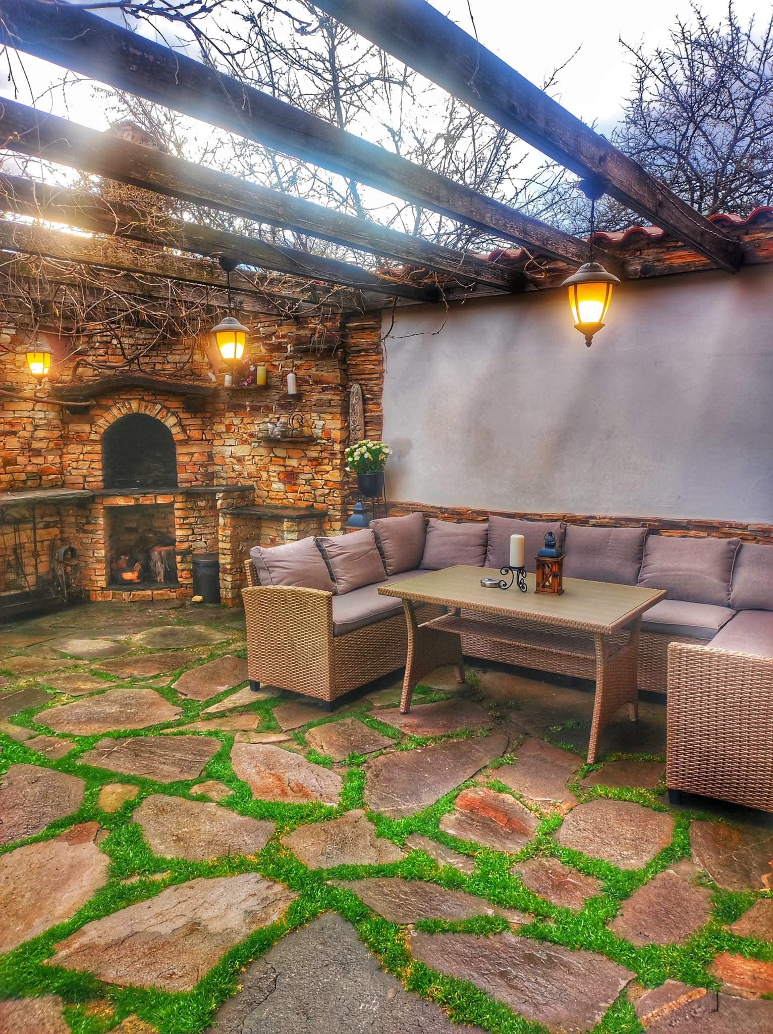 Камина в двора